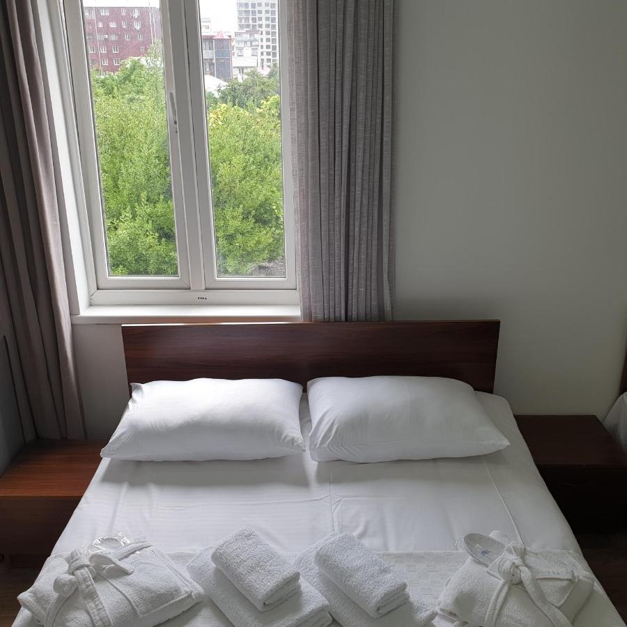 Hotel Leon Батуми Экстерьер фото